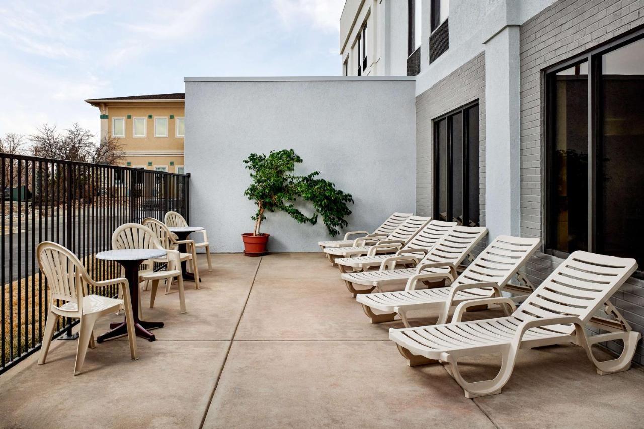 Hampton Inn Лонгмонт Экстерьер фото